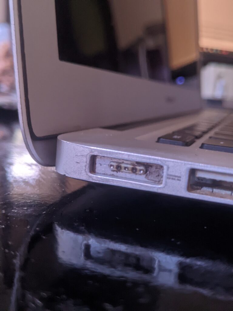 Inspect MacBook Air Charging Port