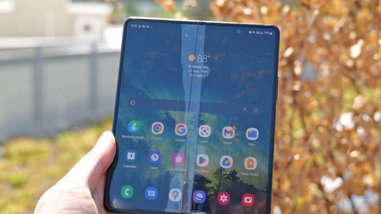 Samsung Galaxy Z Fold 4 Users Reported Inner Screen Protecter Peeling Off